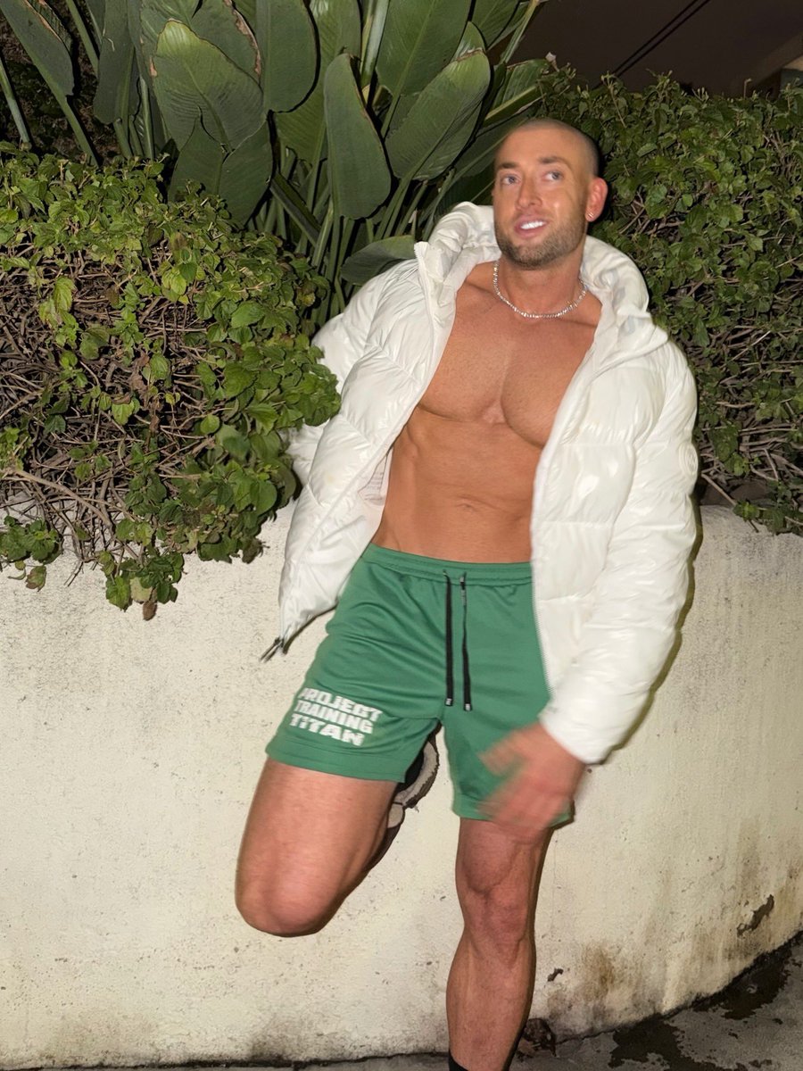 _MuscleMatt's tweet image. Happy Holidays X! #hotgays #gayonlyfans #musclemen #hotguys #handsomemen #bodybuilder #gaybodybuilder #muscle #onlyfans #hotgaymen