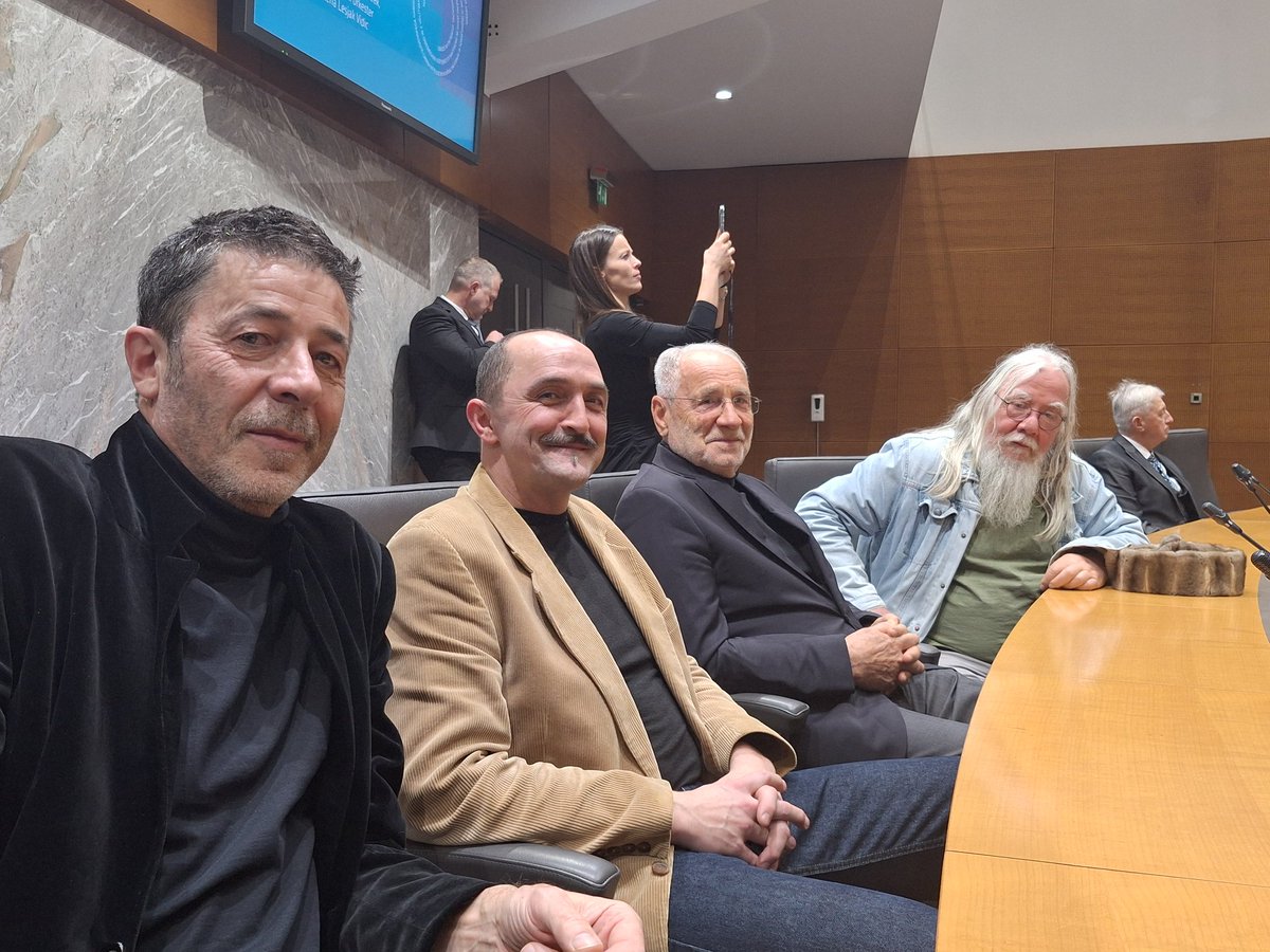 JanezMusic's tweet image. Če bi imeli v SLO. 🇸🇮 delujoči pravni sistem,bi morali teli 4 pajaci biti v arestu. 👍 👌 🇸🇮