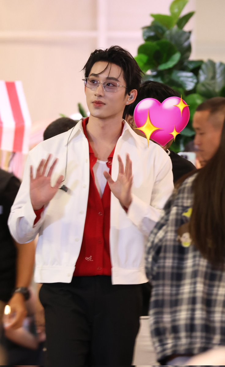มาแน้ววววววว 

EST AT GATEWAY BANGSUE 

#GiveAHugGiveAMiraclexEST