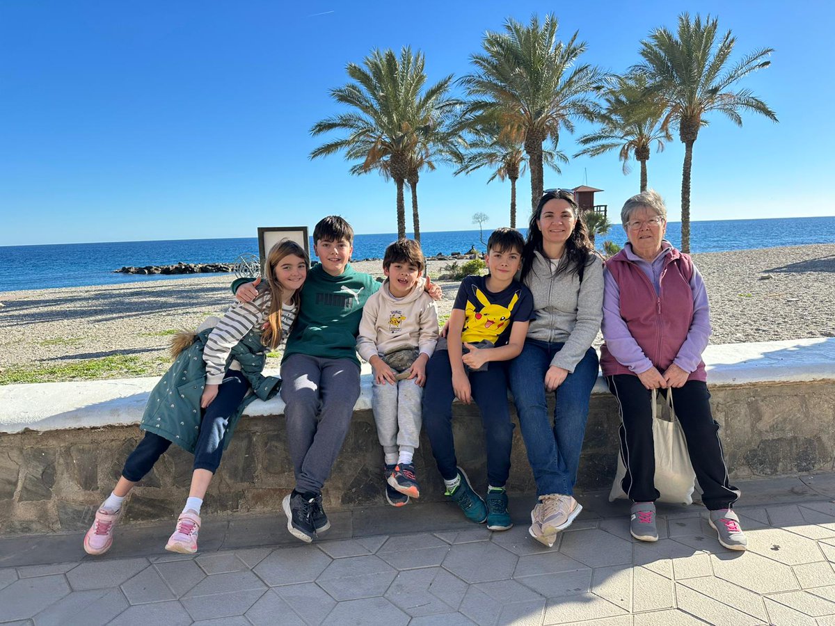 Aelilla's tweet photo. @cdelamor_ #Mi2025RTVE Mi año es mi familia. En esta foto estoy con mi madre, mis hijos y mis sobrinos que viven en Madrid. Así hemos pasado el año, buscando festivos para vernos. Mi madre, la que nos une, la que está pendiente de todos y la que se apunta con nosotros a todos los planes :) https://t.co/C4GRk6grsu