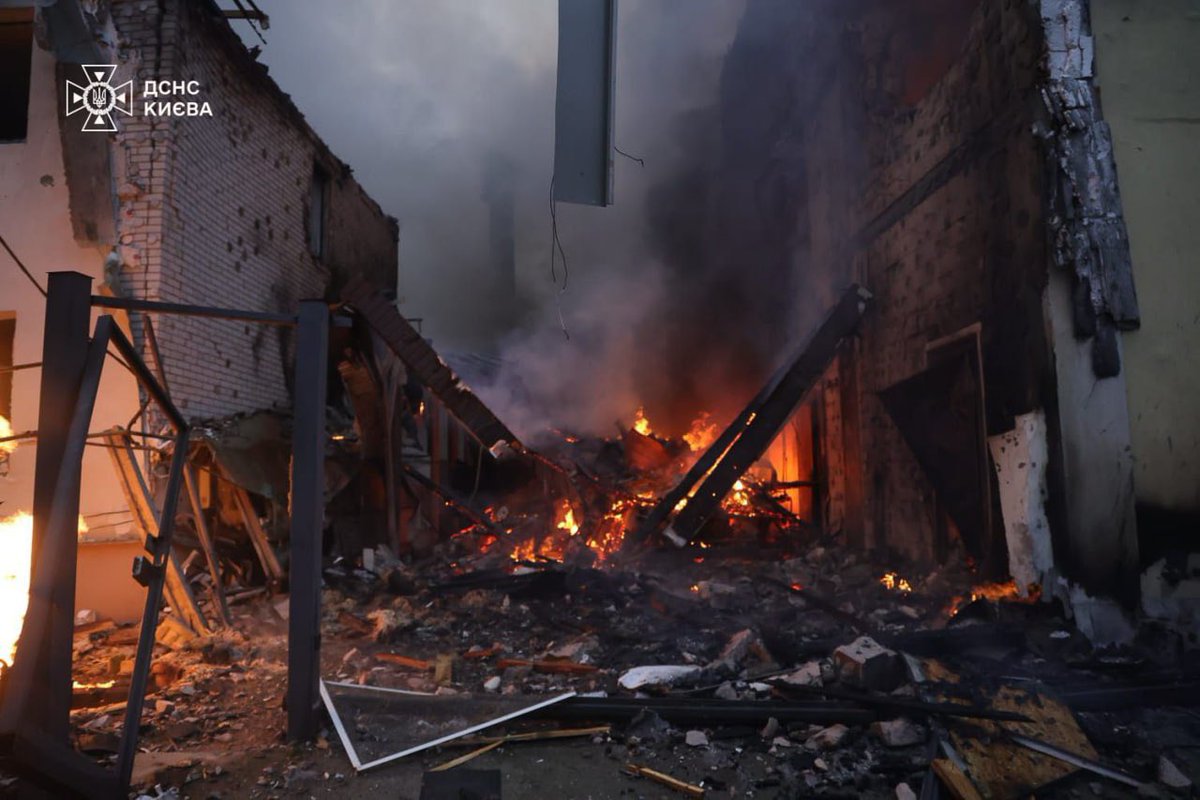 ⚡️ 1 killed, 28 people injured in Russia’s massive attack against Kyiv, Interior Minister Ihor Klymenko said. 

There may be people trapped under the rubble of buildings. 

📷 DSNS/Telegram