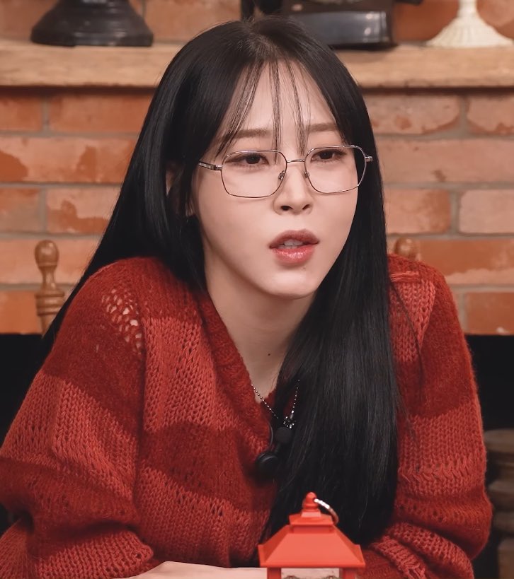 mascbyul's tweet image. she looks so good when she's paying attention