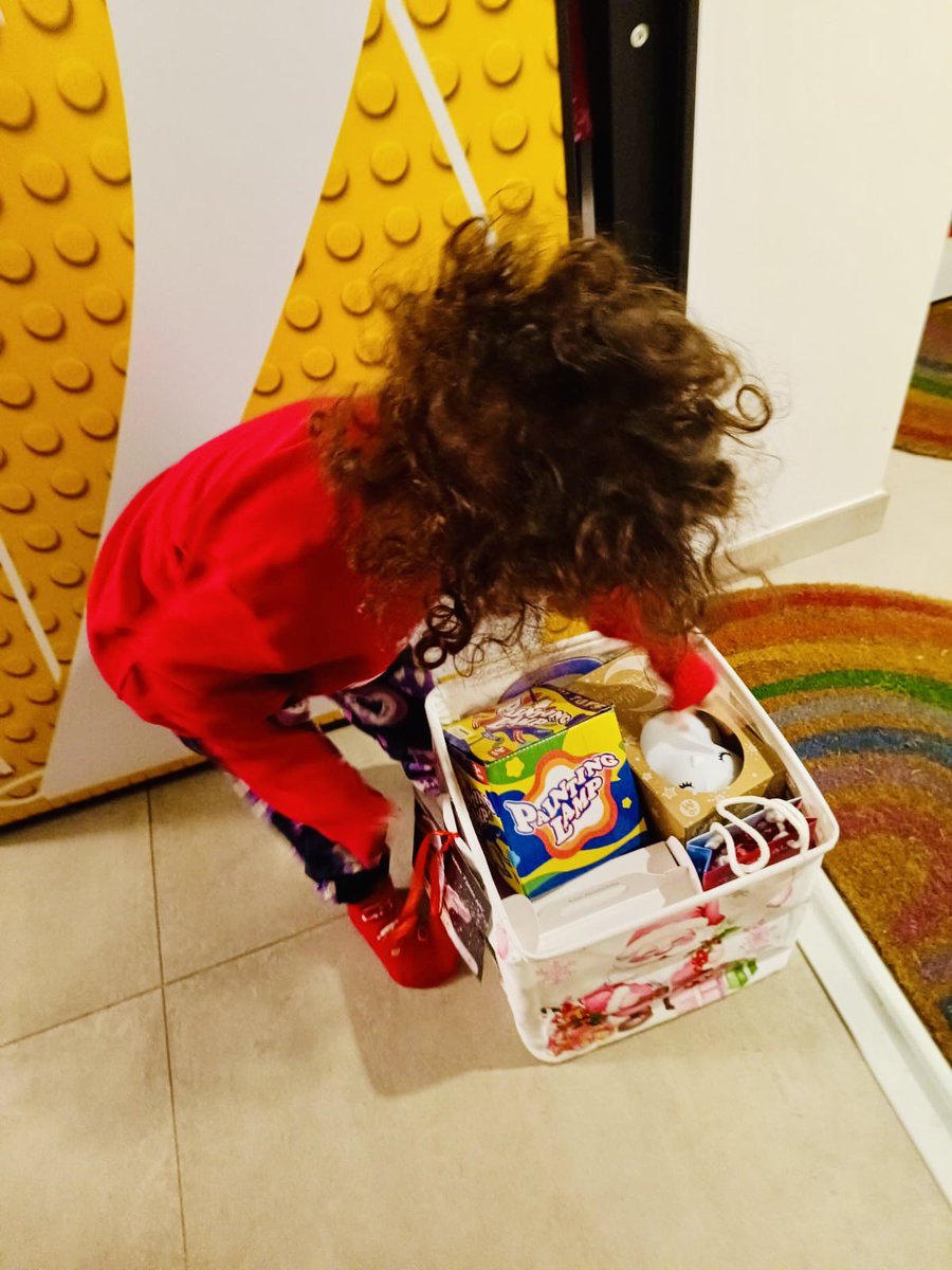 AmiciDellaPedia's tweet image. #AmiciDellaPediatria 🩵 Anche alle Casette è arrivato #BabboNatale 🎅✨

Un momento di pura magia: sorrisi, occhi che brillano e lo spirito del #Natale che scalda il cuore.
Perché il Natale è condivisione, emozione e tanta meraviglia ❤️🎄