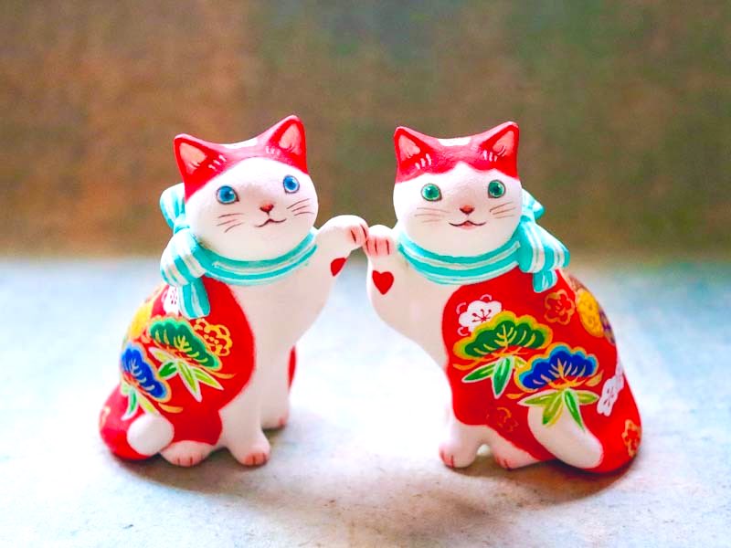 加賀五彩招き猫』 2匹並ぶとグータッチしているみたい😄