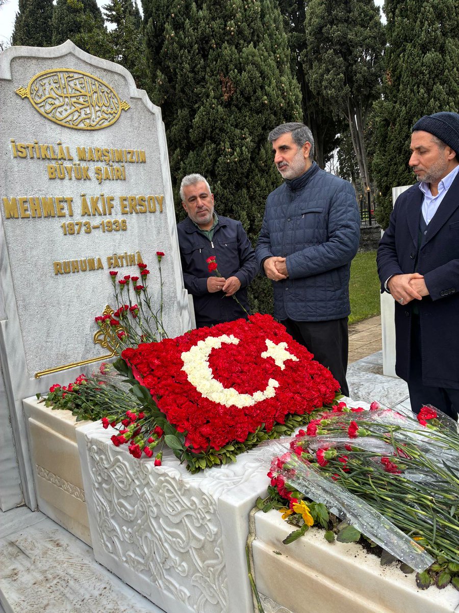 MehmetEsin_'s tweet photo. Vefatının yıldönümünde İstiklal Şairimiz Mehmet Akif Ersoy’un kabri başında fatiha okuduk, dualarımızı ettik.
 O, sadece bir şair değil; yoksulluk ve gariplikle sınanmış gerçek bir dava adamı ve mütefekkirdi. 
Ona olan vefa borcumuzu ancak hayalindeki 'Asım’ın Nesli'ni yetiştirerek ödeyebiliriz.  
Allah rahmet eylesin, mekanı cennet, makamı âli olsun... #MehmetAkifErsoy 
#AsımınNesli