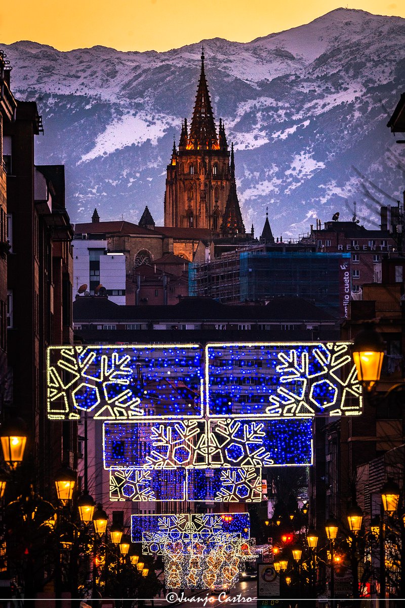 Luces de #Oviedo.
Uno de mis sitios preferidos para  captar nuestra Santa ovetensis. Lucecitas y nieve ... pues eso, un clásico de la Navidad ovetense.