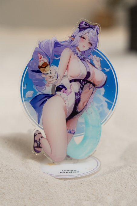 【#C107 】 台湾サークル「キンギョのアトリエ」のC107新刊セットの中に、ビビアンアクスタの写真です
BOOTHとメロンブックスで予約受付中です～～! 

1日目東7-N04b「キンギョのアトリエ」でお待ちしてます。  ↓委託はこちら↓ 