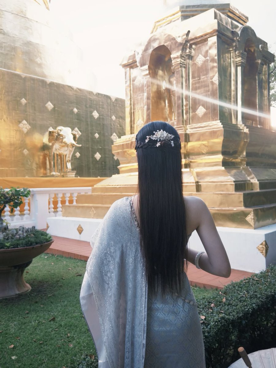 went on a trip to thailand? 🥹🥹
shuhua wearing a chut thai~