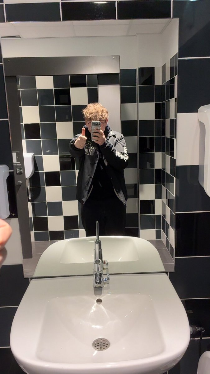 Cauchemar aux toilettes tweet media