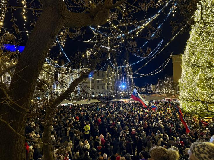 SamoGlavan's tweet photo. UPANJE!
⬇️⬇️⬇️⬇️
Po mojem skromnem mnenju je glavno pozitivno sporočilo včerajšnje "rekonkviste" Marijinega (Prešernovega) trga, da je bila povprečna starost harmonikarjev in njihovih podpornikov kakšnih 30 let! https://t.co/xArdJoYuRH
