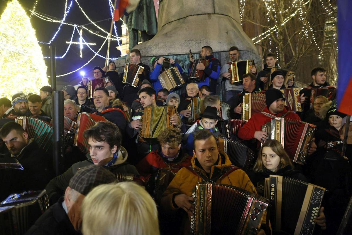 SamoGlavan's tweet photo. UPANJE!
⬇️⬇️⬇️⬇️
Po mojem skromnem mnenju je glavno pozitivno sporočilo včerajšnje "rekonkviste" Marijinega (Prešernovega) trga, da je bila povprečna starost harmonikarjev in njihovih podpornikov kakšnih 30 let! https://t.co/xArdJoYuRH