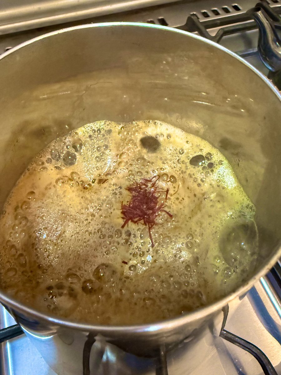 يالله بـ توافيقٍ تجي مع بعضها
مثل المزون اللي تعاقب مراديف

ماضرها حاسد ولا احدن عرضها
وتضوي لـ راعيها بليّا تكاليف .