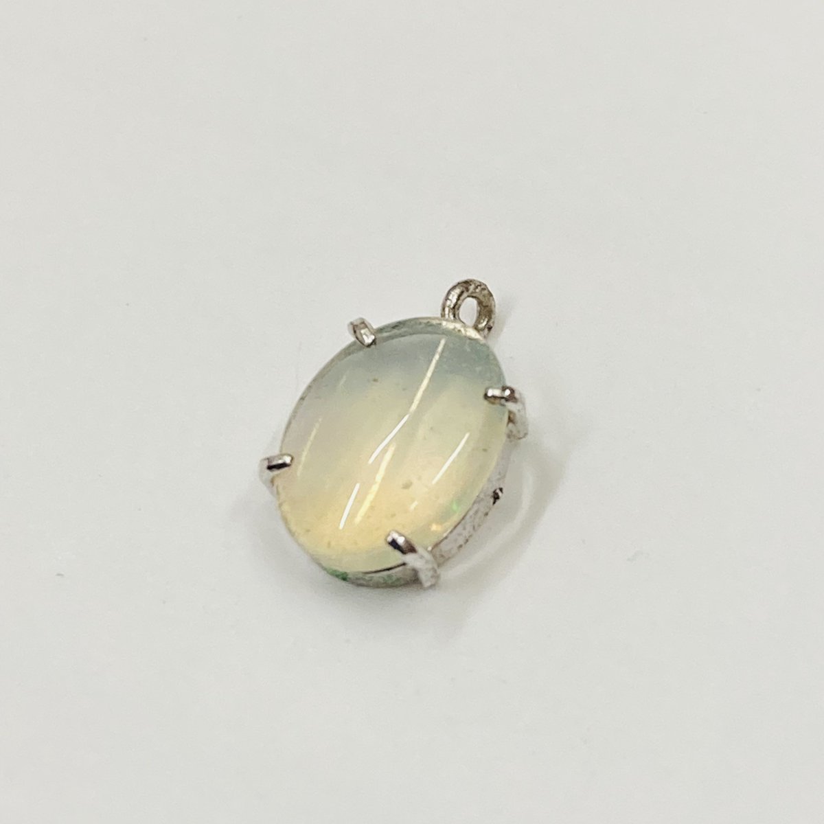 このオパールめっちゃ色変わる。