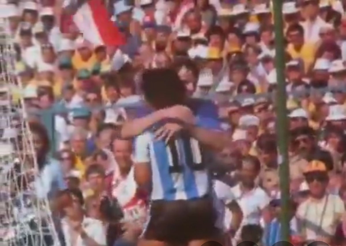 <a href="/bolt3456/">حكواتي كووورة</a> تعرض مارادونا لـ 23 عرقلة وخطأ من لاعبي ايطاليا وهو رقم قياسي لمباراة واحدة في تاريخ المونديال

الطريف ان لاعب ايطاليا تارديللي يحتضن مارادونا بكل حنّية وكأنه يقول له (معلّش هذا واجب لازم نأديه) 😁