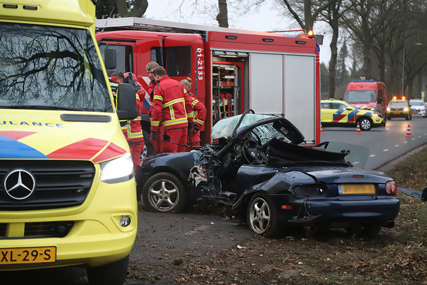 Brandweer bevrijdt automobilist na botsing tegen boom in Kropswolde
