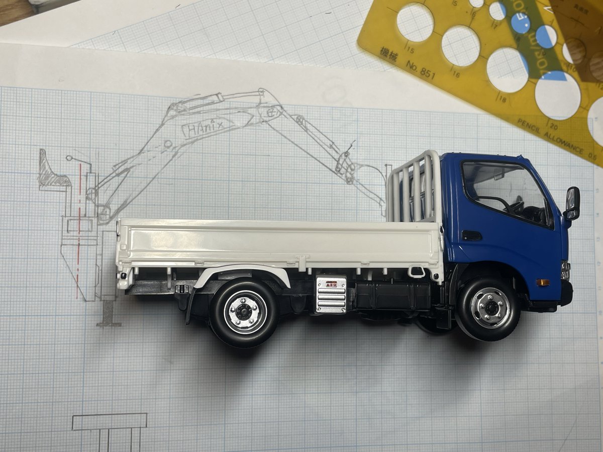 完成予想図。イラスト描き
楽プラ デュトロに架装。新明和・ハニックス工業のバックホウ付きサイドダンプトラックを作ろう。