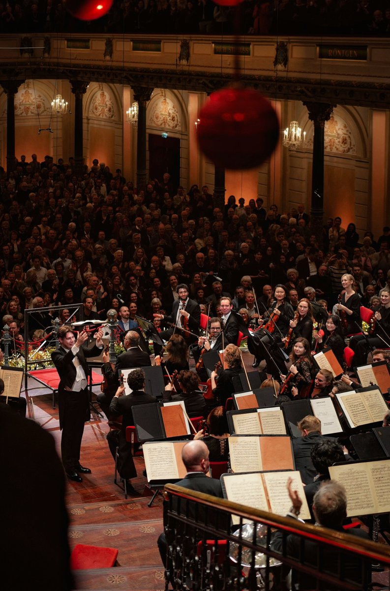 jayeparc's tweet image. 올해 크리스마스는 암스테르담에서 🎄
크리스마스 당일 오후엔 콘세르트헤바우 크리스마스 마티네 50주년 콘서트를 봤다. 크리스마스에 듣는 림스키 코르사코프의 셰에라자드라니... 🥹 타국에서 혼자 보내는 크리스마스였지만, 하... 조타...