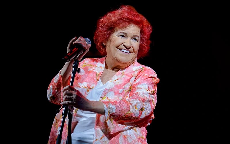 Paralel evrende Selda Bağcan'ın oğlu olduğumu düşünüyorum.
Kendisine olan sevgimin, saygımın başka bir açıklaması yok.