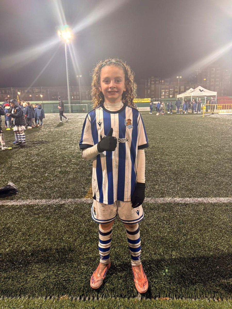 USCFbase's tweet photo. 🏆⚽️ Miki Martín, jugador del Benjamín A, se ha proclamado campeón de la Portu Cup en Portugalete con la @RealSociedad, firmando además una destacada actuación con goles incluidos.

🔵⚪️ ¡Enhorabuena, gran experiencia y aprendizaje!

#ConstruyendoUSCF 🏗️ https://t.co/PUrde0ltEb