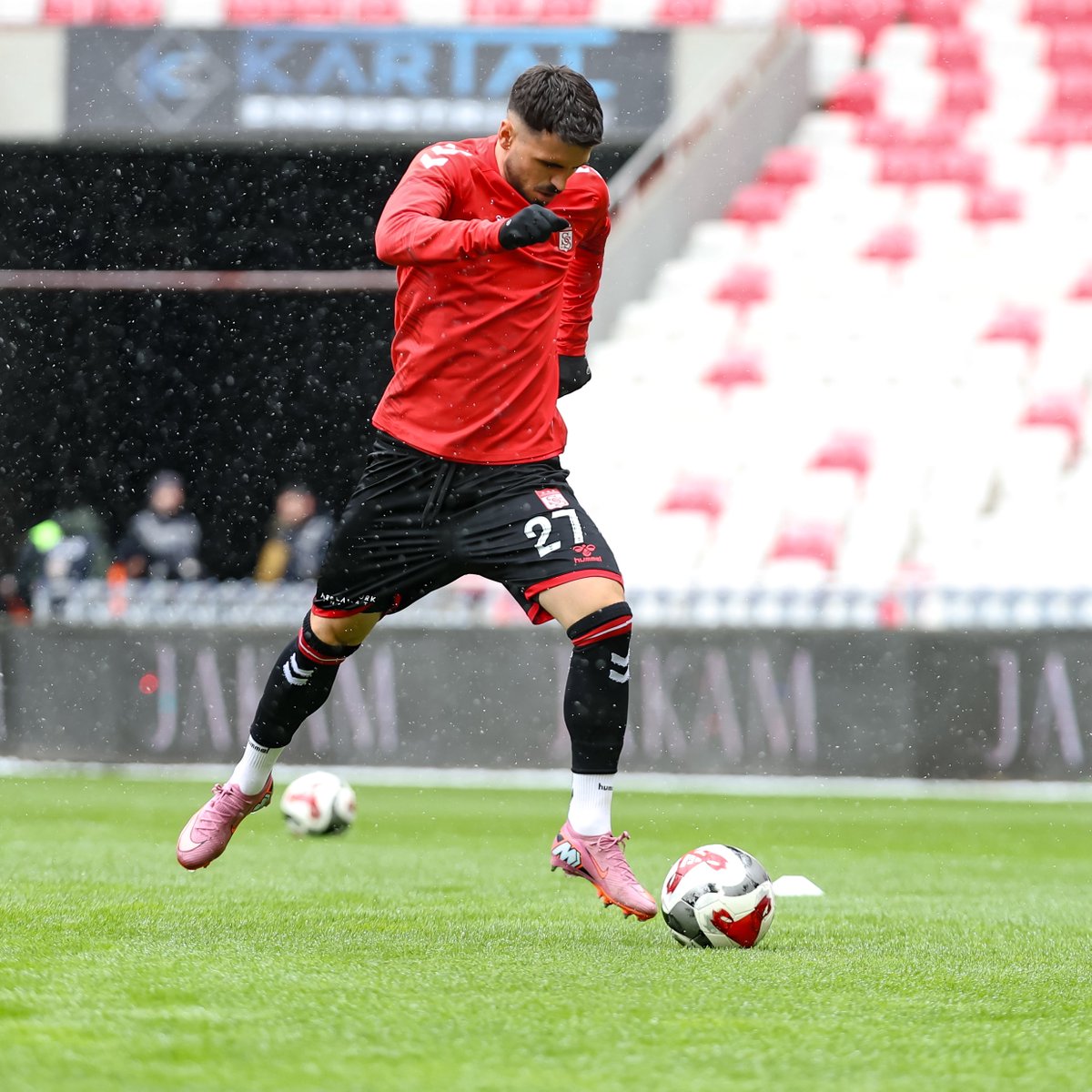 Karşılaşma Öncesi Son Hazırlıklar!
Takımımız ısınmak için sahada! 

📲 #SVSvBAN| #GösterGücünü