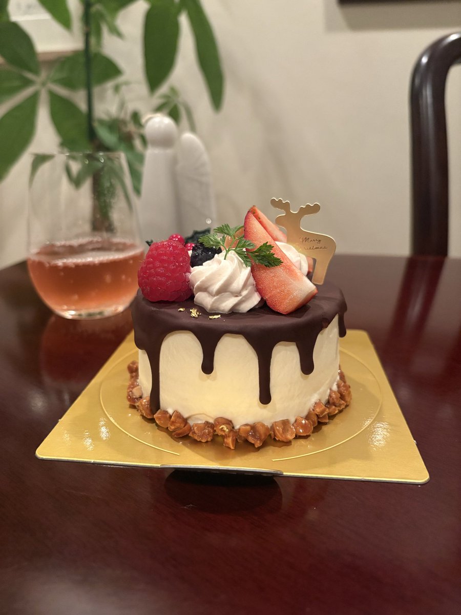 bitter_chocola's tweet photo. 今年のクリスマスケーキもおいしかった💕イチゴとチョコの組み合わせって最強。ロゼシャン合わせました。 https://t.co/kDTJ1fElei