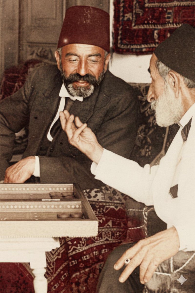 "Bana sor sevgili kâri’ sana ben söyleyeyim
Ne hüviyyette şu karşında duran eş’ârım:
Bir yığın söz ki, samîmiyyeti ancak hüneri;
Ne tasannu’ bilirim, çünkü, ne san’atkârım.
Şi’r için “göz yaşı” derler, onu bilmem, yalnız,
Aczimin giryesidir bence bütün âsârım!
Ağlarım, ağlatamam;