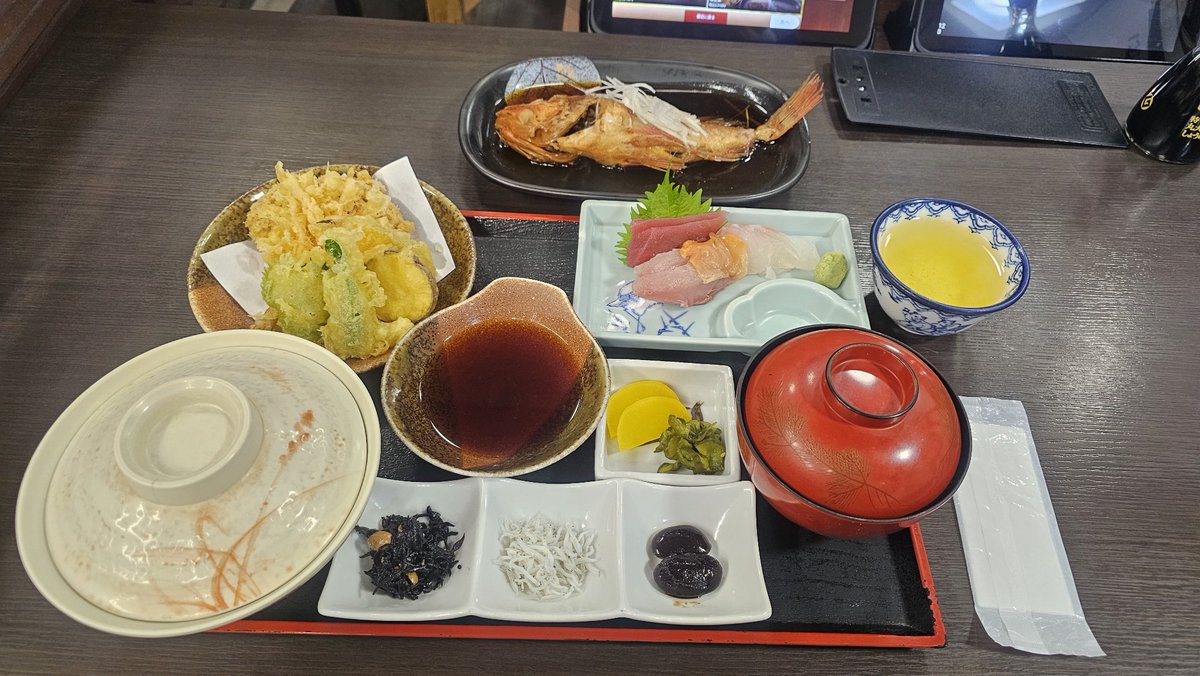 exodus3_4's tweet photo. つまずいたり転んだりして
涙も出るけど
きっと陽はまた昇るから🌄
#宮田和弥
#SLOWCAMP
#弾き語りdeTOUR2025FINALin江ノ島 
#神奈川
#江ノ島
#BLUEEnoshima
#2025年109本目 https://t.co/yUE56IqaJc
