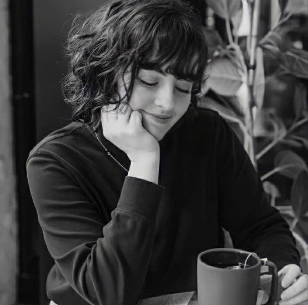 فيها مرارة ساعة الفرقا ولحظات الوداع
وفيها عذوبة تقدر تنسّيك كل اللي سبق