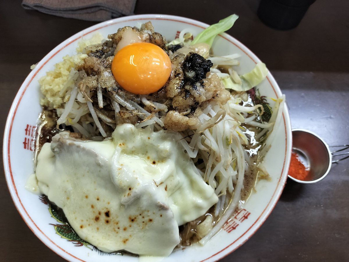 自家製麺まさき 東中神
ラーメン マー油 炙りチーズ(豚の上) ﾆﾝﾆｸｽｸﾅﾒｼｮｳｶﾞｱﾌﾞﾗﾏｼﾏｼﾋﾉｺ別皿
久々＆今年納めの東中神❗
生卵が乗ってるから、汁なしに間違われたかと思ったけどちゃんとラーメン🍜
マー油のビター感がスープに混ざって旨い❗今年も無事に納められて満足😋