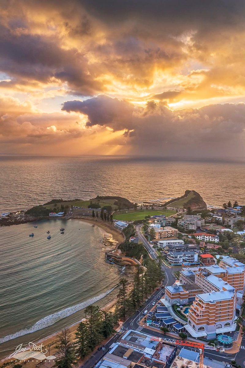 Sunrise in Terrigal ( NSW - Australia).....Beautiful !!!!!!
#Travel #LuxuryLifestyle #Australian