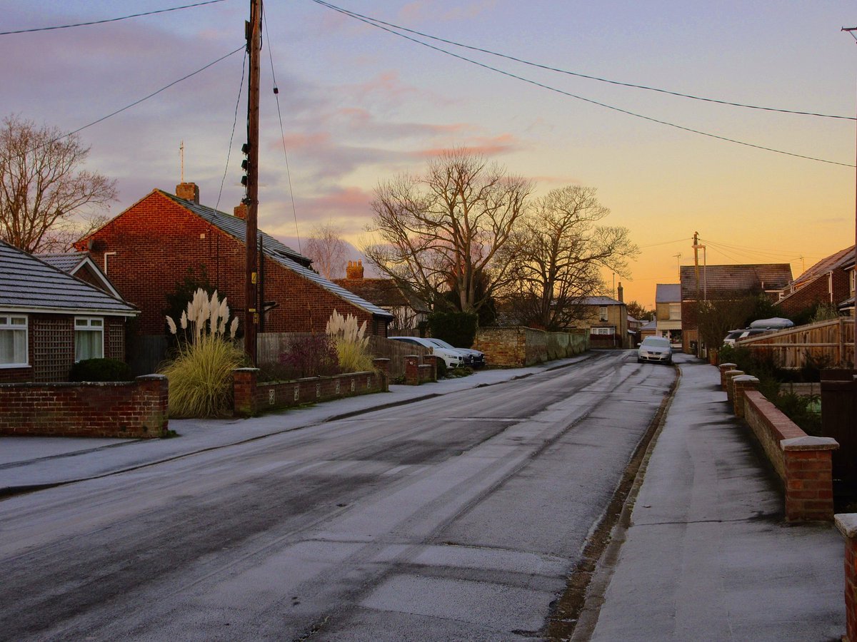 A frosty start to the day from Waterbeach, temperature at sunrise 1°c…<a href="/StormHour/">#StormHour</a>