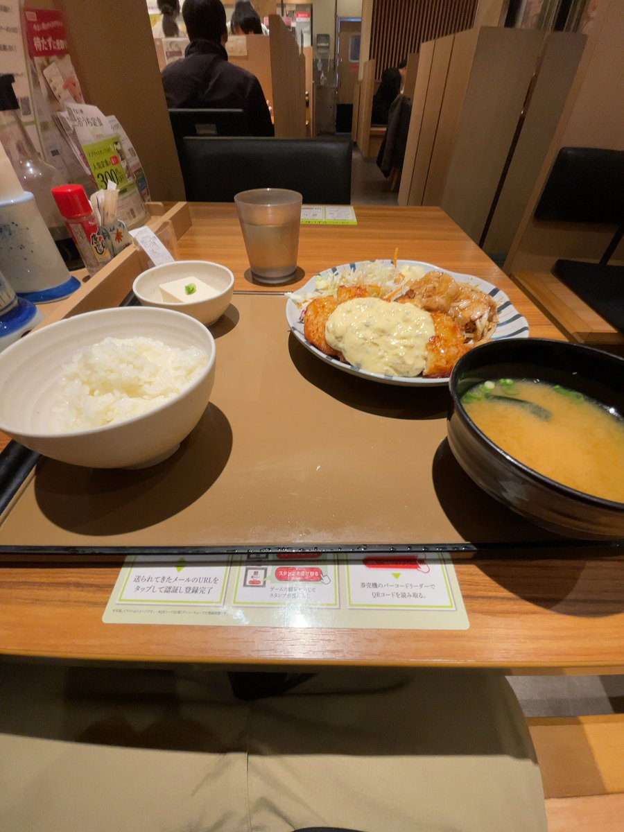 今日はCADを3講終了。 1時間30分くらいかかったな。 なんか体が重い。 無法松、workmanで物色したけど コレといったモンが見つからず  やよい軒で晩御飯なぅ。 #やよい軒