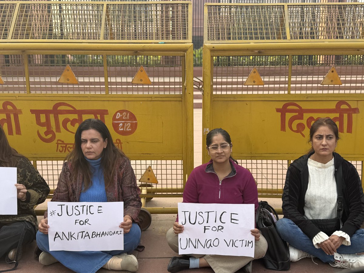 yogitabhayana's tweet photo. आज देश के संसद भवन के बाहर प्रांगण से बेटी
पूछ रही है —
क्या न्याय सिर्फ ताक़तवरों के लिए है?
R@pe के खिलाफ आवाज़ ज़रूरी है।

#JusticeForAnkitaBhandari #JusticeForUnnaoVictim #UnnaoCase2025 #WomenAgainstCrime #StandWithVictim https://t.co/rVi6VBXlPL