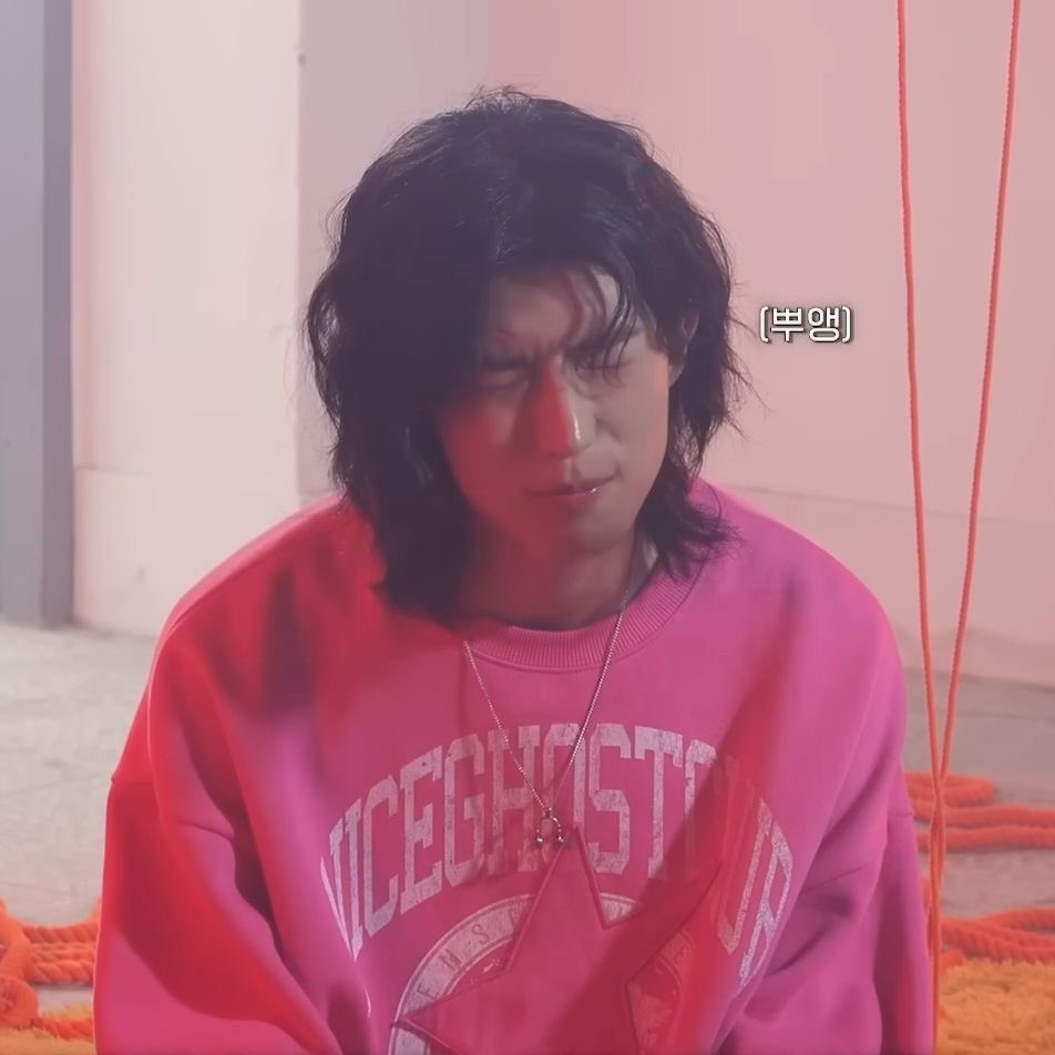 junhanfits's tweet image. niceghostclub Star Emblem Applique Sweatshirt in Pink