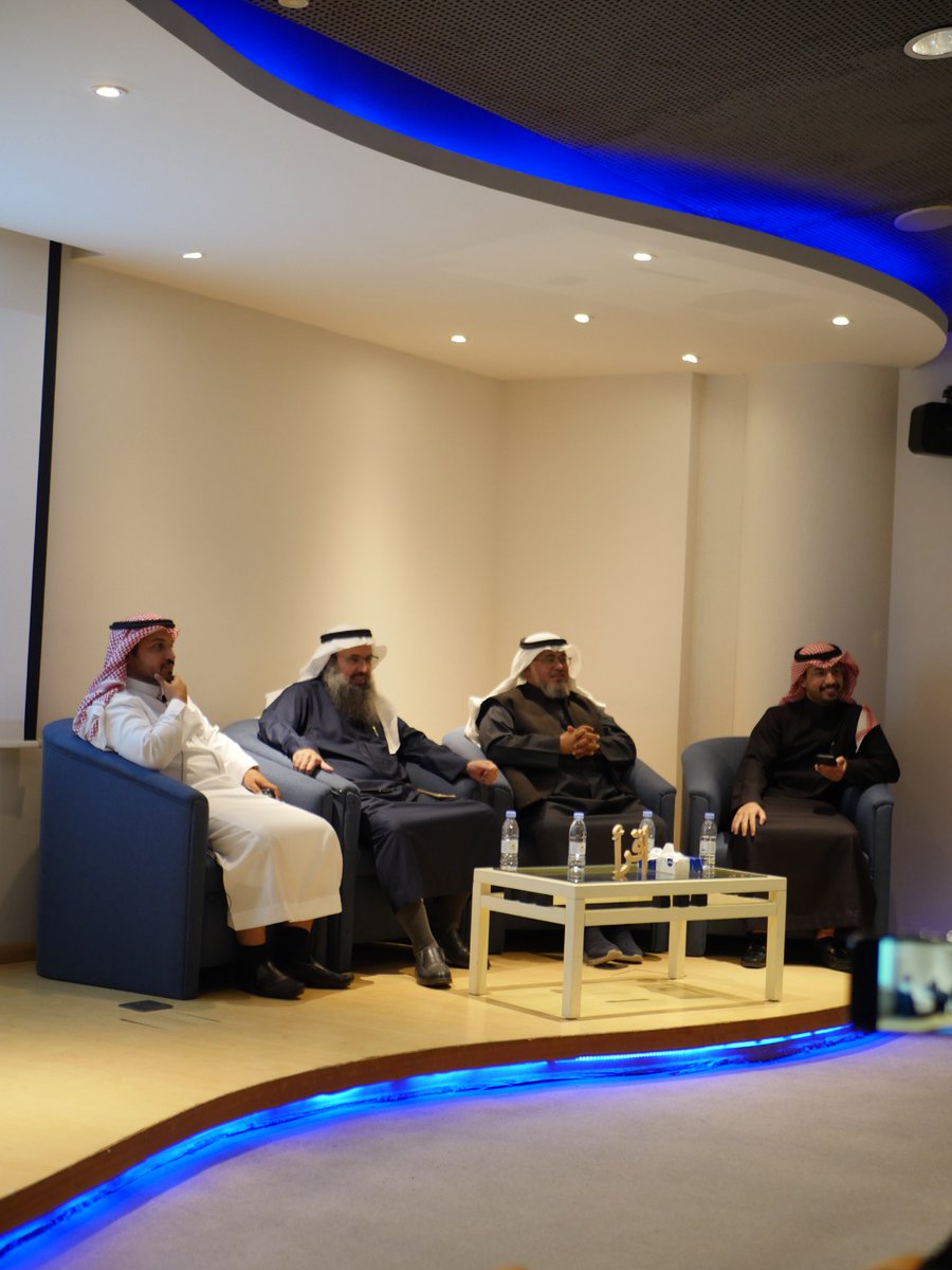 Qurtubasa's tweet photo. لا يُحتفى باللغة العربية دون فنّها الأعظم، وها نحن في أمسية أُنشدت فيها الأشعار في "مدارات القصيد💫" 
لشعراء تصدروا قوائم الأوائل،وَصيّروا ليلتنا ديواناً  لأشعارهم المسبوكة.
فشكرا لكل من حضر
وشكرا لأبطال القصيد:
@MAJED_M_S_70
@Dalsaif1Dalsaif
@Tamim_761
@iAii91 

#الشريك_الأدبي https://t.co/t2AxD2QmGn