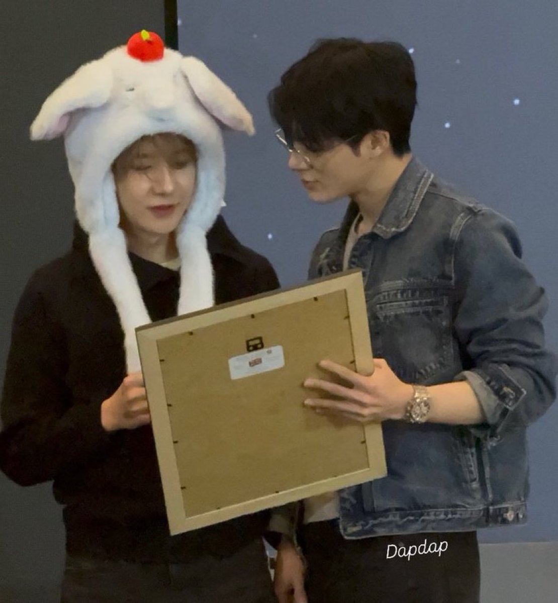 petlada_tk's tweet image. ห๊าาาาา พวกแว่นแม่ง😭