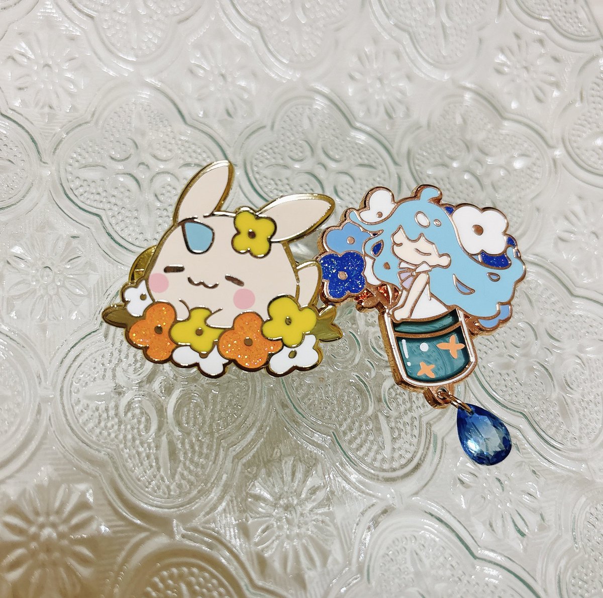 pomm_ml's tweet photo. トト／メルクちゃんのピンバッジをつくりました！ラメがキラキラでかわいいです✨
メルクちゃんのビンの部分は半透明になってて透けます！
台紙＋箱つきでお渡しします🙌
#メルぱらRe3 https://t.co/W3B2SmNRQJ