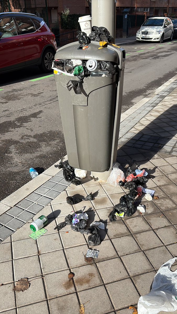 JuanTesta1's tweet photo. @Lineamadrid C/Leñeros 28039 Madrid. Más de dos semanas sin recogida de papeleras, ni paso de barrenderos. https://t.co/4YbAMeEXFt