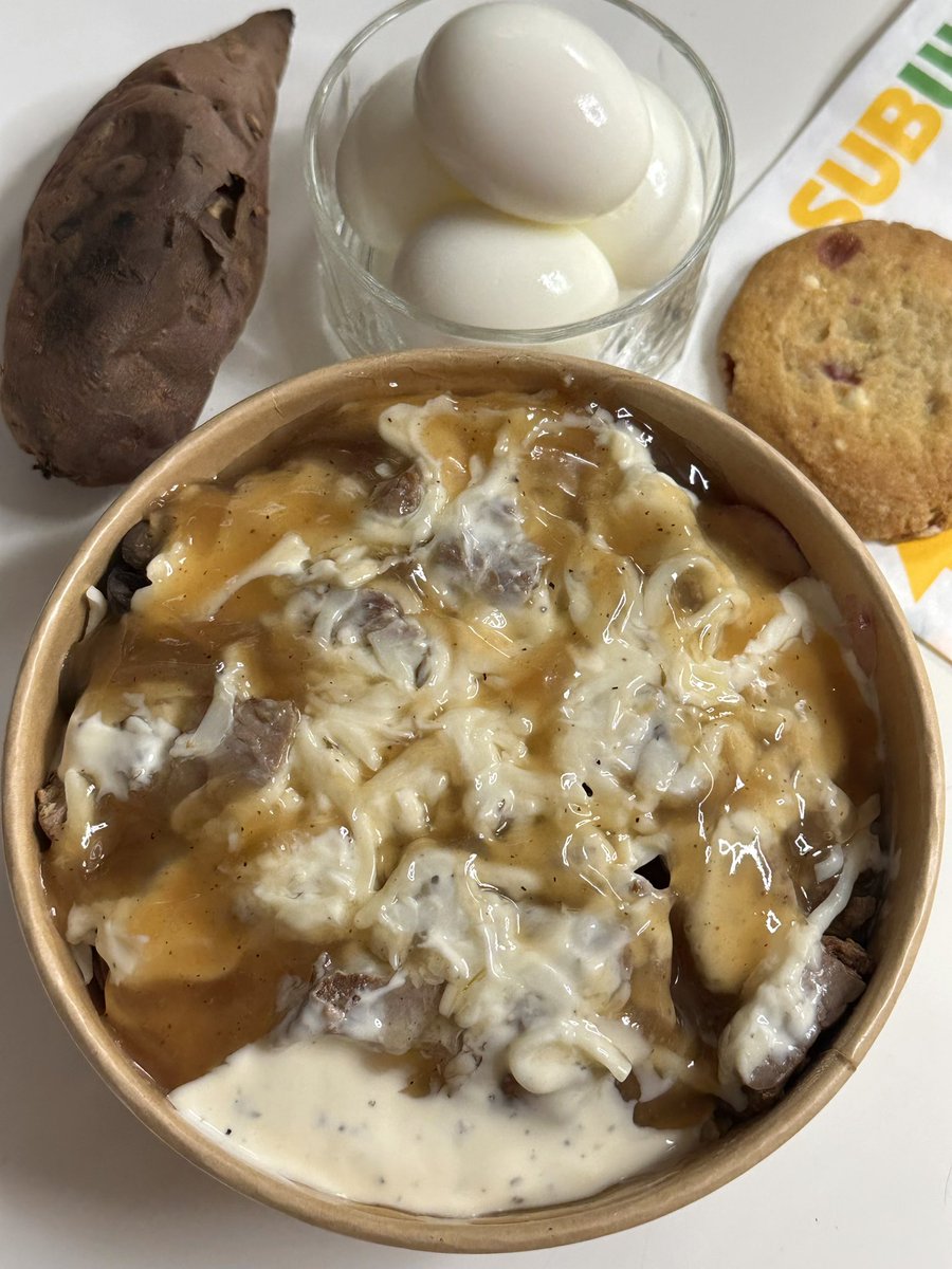 써브웨이 스테이크앤치즈 샐러드 랜치 스위트어니언 모짜렐라 선택 치즈 미트 추가 라즈베리치즈케익쿠키 계란 고구마 여기소스진짜존나많이주는데양상추도진짜꽉꽉눌러담아줘서딱맞음근데섞기힘듦