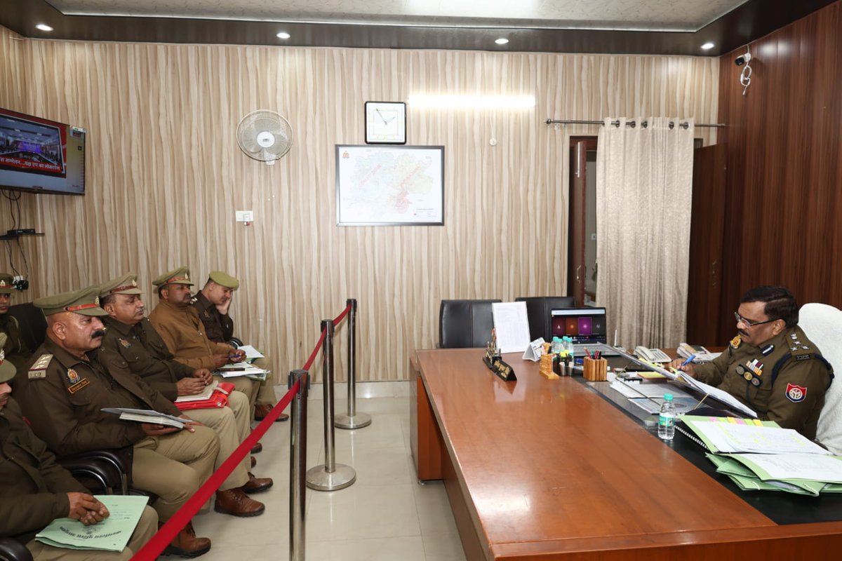 पुलिस कमिश्नरेट वाराणसी के थाना कैण्ट, शिवपुर,सारनाथ,लालपुर पाण्डेयपुर,चौबेपुर, मिर्जामुराद एवं लोहता से सम्बंधित सीएम डैश बोर्ड पर लम्बित विवेचनाओं के गुणवत्तापूर्ण निस्तारण के सम्बंध मे प्रभारी निरीक्षक/थानाध्यक्ष व विवेचकगण की गोष्ठी  कर आवश्यक दिशा निर्देश दिये गये।