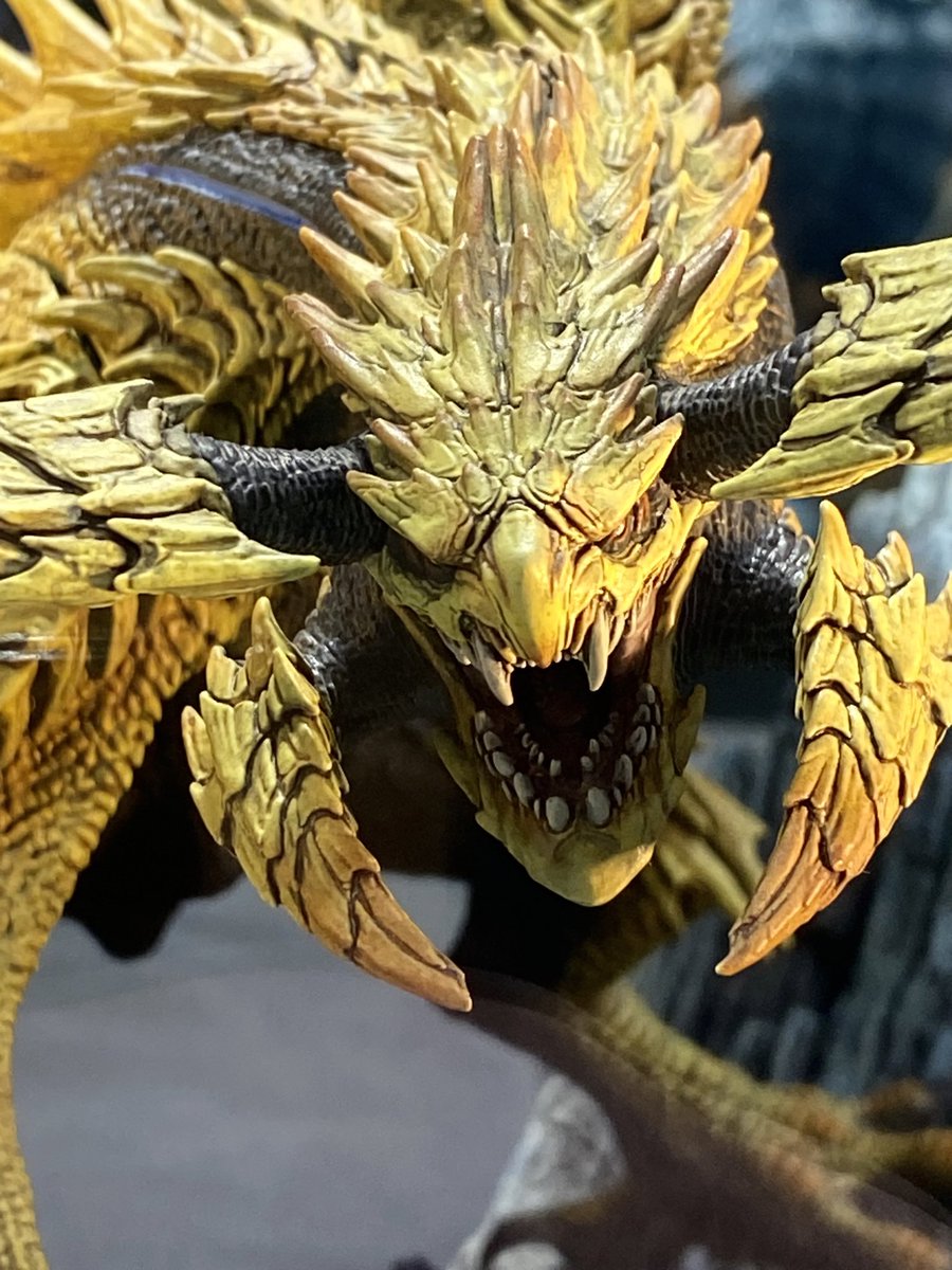 The_Fat_Rat_'s tweet photo. あみあみに展示されているレダウのフィギュア見てきた。
想像の1.3倍デカくて、飾った時映えそう
尻尾がゴツくてこれは買いだなと思いました。
クリエイターズモデルはやっぱ裏切らんです。 https://t.co/o28KQ0qTzl