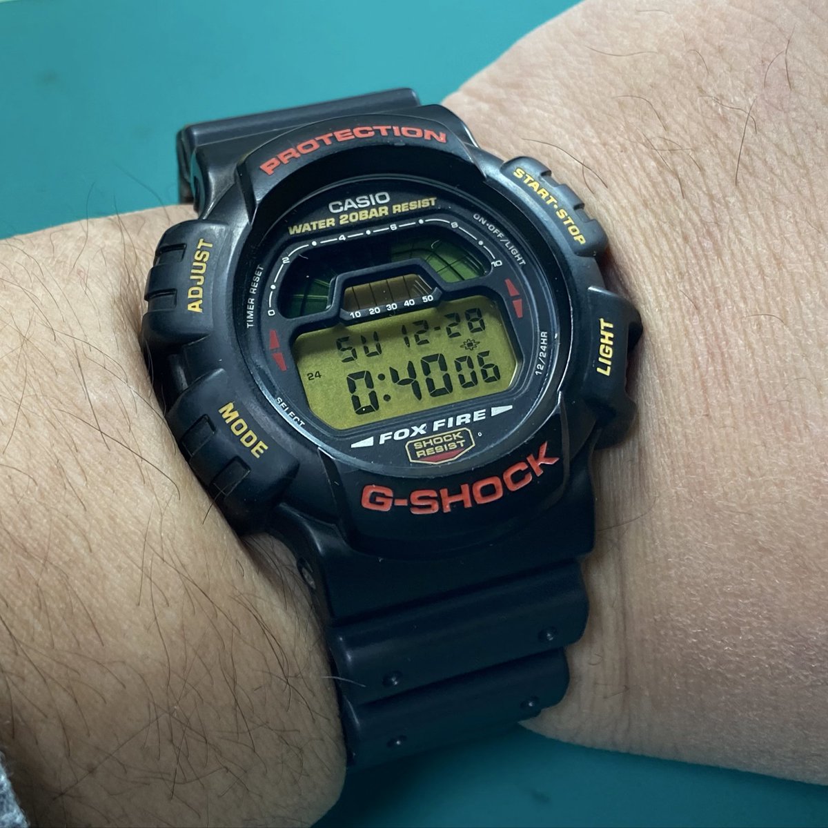 先日運良く手頃な価格でG-SHOCKのDW-8700の半透明のグライドモデルを 