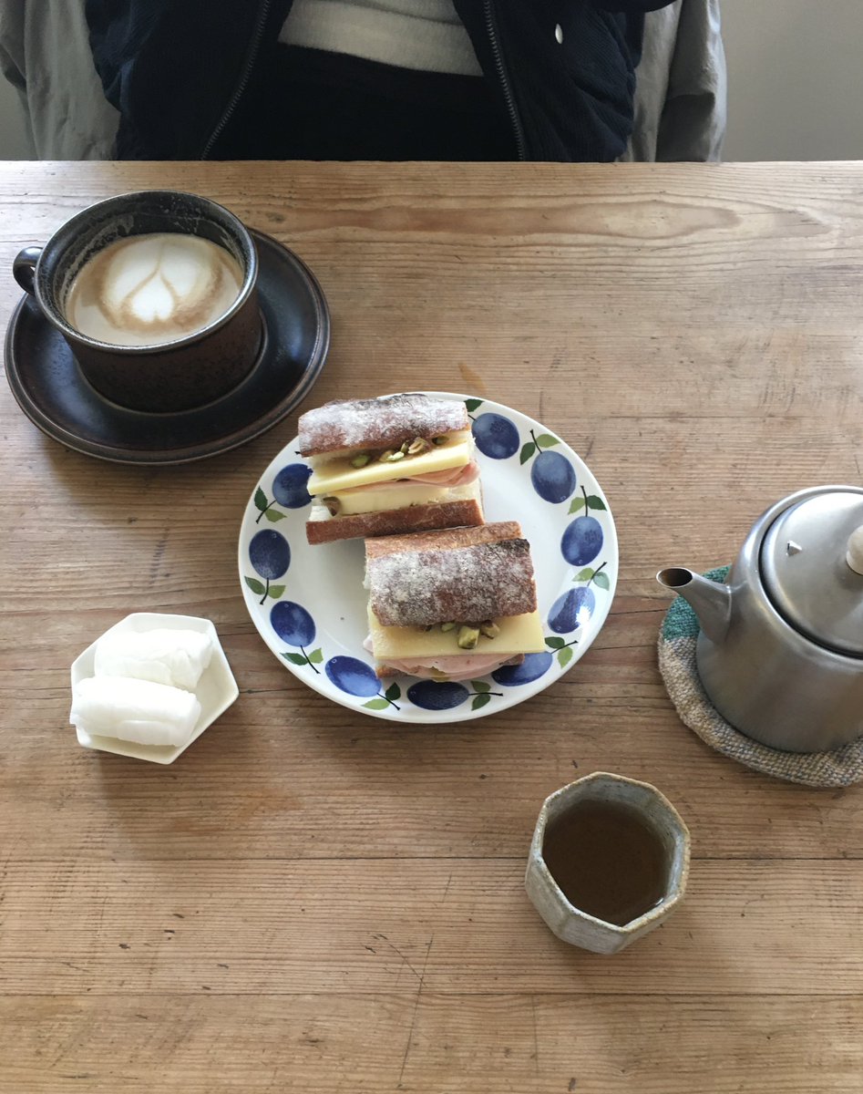 longwinter___'s tweet image. 여기 완전 아늑하고 짱귀여운 카페잖아 ;-; 너무 좋았어...