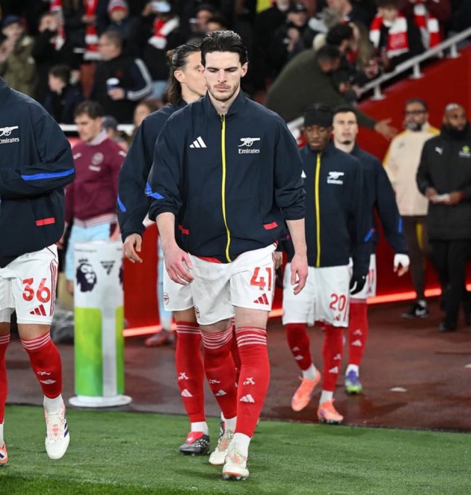 والله العظيم اللاعب الوحيد الي مهما تمدحه ما تعطيه حقه هو " ديكلان رايس "

ياخي قمة التكامل الكروية في لاعب خط وسط !

تحسه صار لاعب عشان يلعب لنادي ارسنال مو متخيل انه يلعب في نادي آخر ابداً .. ياخي احبك 🫵🏻❤️