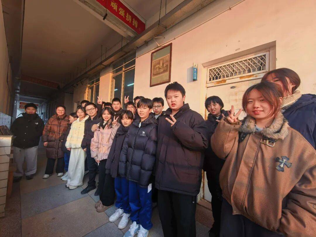 bangYcl's tweet photo. 穿上学士服的风，吹走了四年的早八铃。图书馆靠窗位的光，食堂三楼的糖醋排骨，还有每次小组作业最后凑成的“完美”报告——原来青春是攒了四年的小碎片，今天拼成了“毕业快乐”。 下次见面，要记得我们的口头禅：“下次一定”（这次是真的要再见啦） https://t.co/tFJ53fsw1e