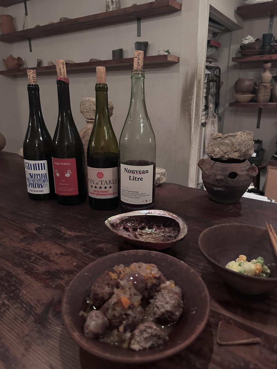 babiQyy031's tweet photo. 東京で貝殻でお酒を飲んでいたあのワインバーが懐かしいです。🥂
またあの店に行きたいなぁ。😊
最近そのお店はどうですか？
誰かよく行っている人っていますか？💖

#東京ワインバー
#ワイン好き
#大人の時間
#懐かしい思い出
#東京ナイト
#隠れ家バー https://t.co/0HOh6mH2OP