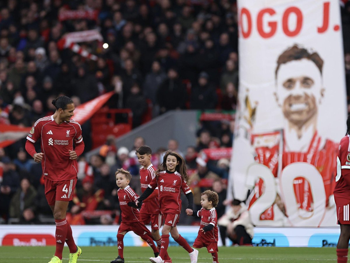 bthebae's tweet image. รูปนี้น่ารักมาก แล้วข้างหลังเป็นแบนเนอร์น้องต้า 🥹