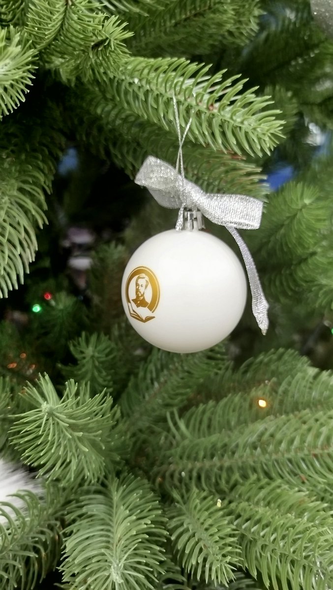 _ithil's tweet image. В нашей библиотеке на ёлочке есть корпоративные шарики и белочка