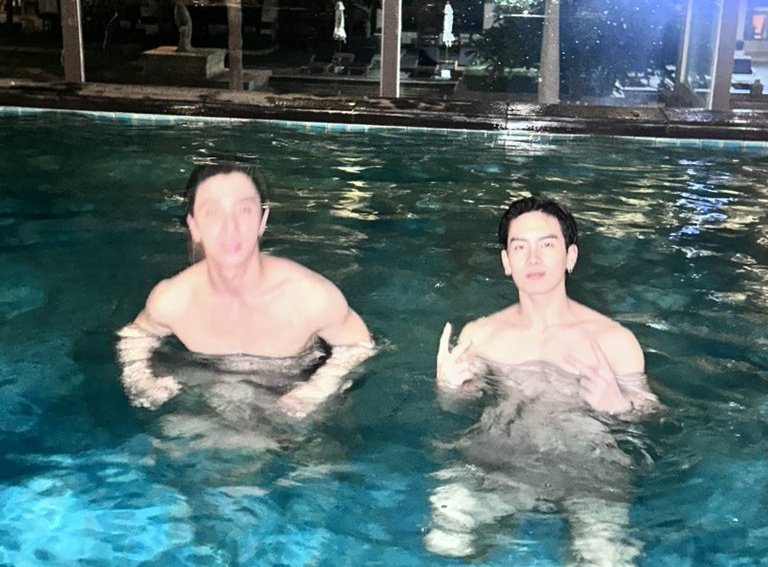 2001_jasm's tweet photo. อันนี้กุก็ให้ คนอื่นเขาอยู่ข้างในปาร์ตี้ร้องเพลง เต้นกันแต่คู่นี้เขาพากันมาสวีทว่ายน้ำกันอยู่สองคน ถ้าไม่มีใครมาเจอก็ไม่รู้ว่าคนเป็นแฟนกันเขาอยู่ไหน ถ้าเจมีไนน์ไม่มาเจอรูปนี้จะได้ลงป่ะ 555555 เขินว่ะ 🫠🫠🫠🫠🫠🫠🫠🫠🫠🫠🫠🫠🫠🫠🫠🫠🫠🫠🫠🫠🫠🫠🫠🫠🫠🫠🫠🫠🫠🫠🫠🫠🫠🫠🫠🫠🫠🫠 https://t.co/bqbhyIaXKd