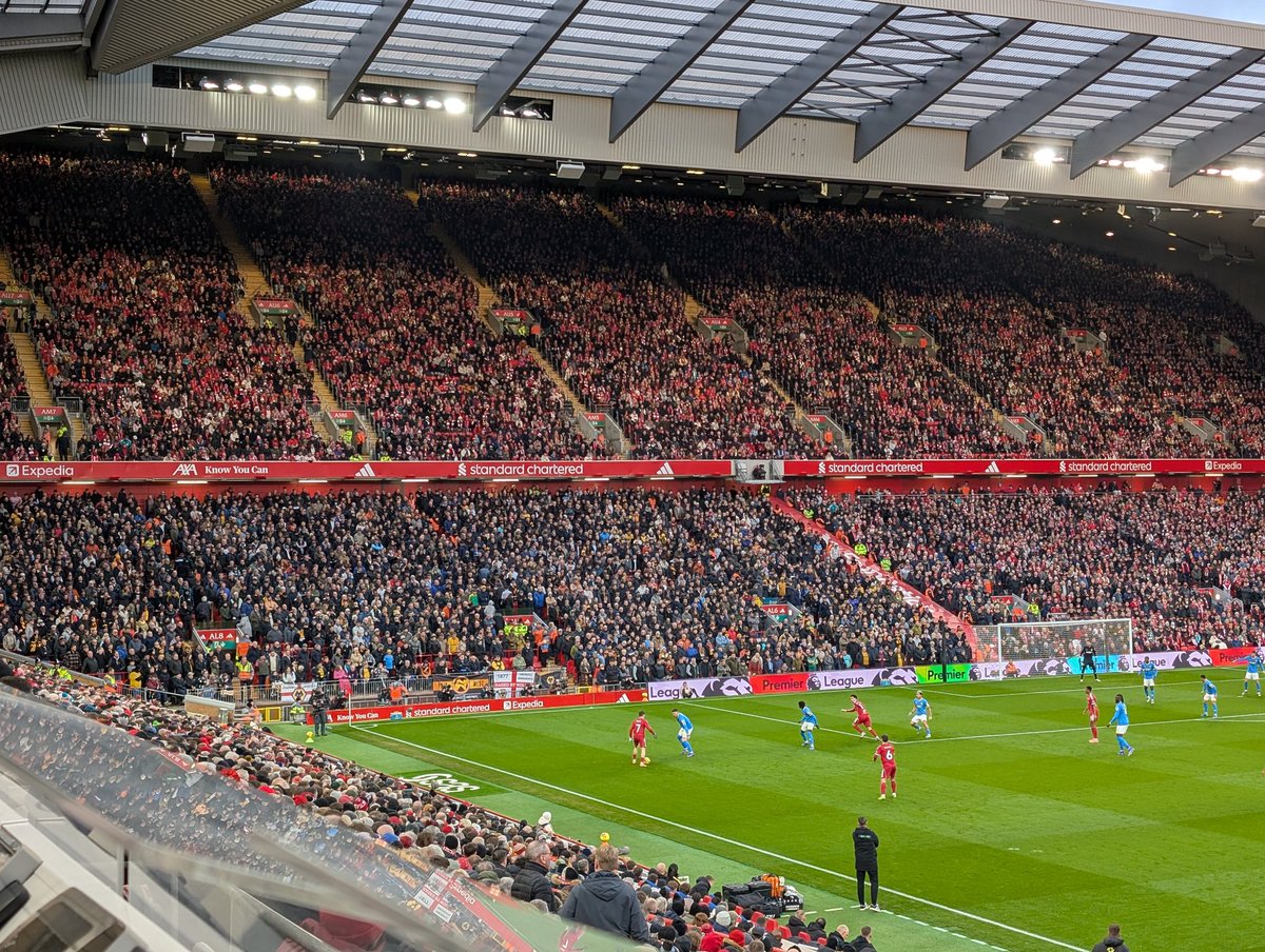 Do lado esquerdo da imagem, o setor de visitantes em Anfield lotado para um Wolverhampton que ainda não venceu em 17 rodadas. Dois pontos de 51 possíveis. É uma relação diferente com o clube do coração.